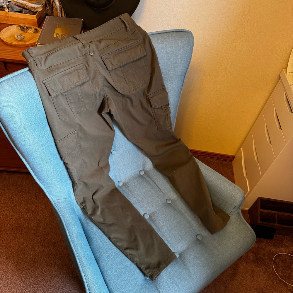 Women’s Prana Olive Cargo hiking Pants - Picture 3 of 3